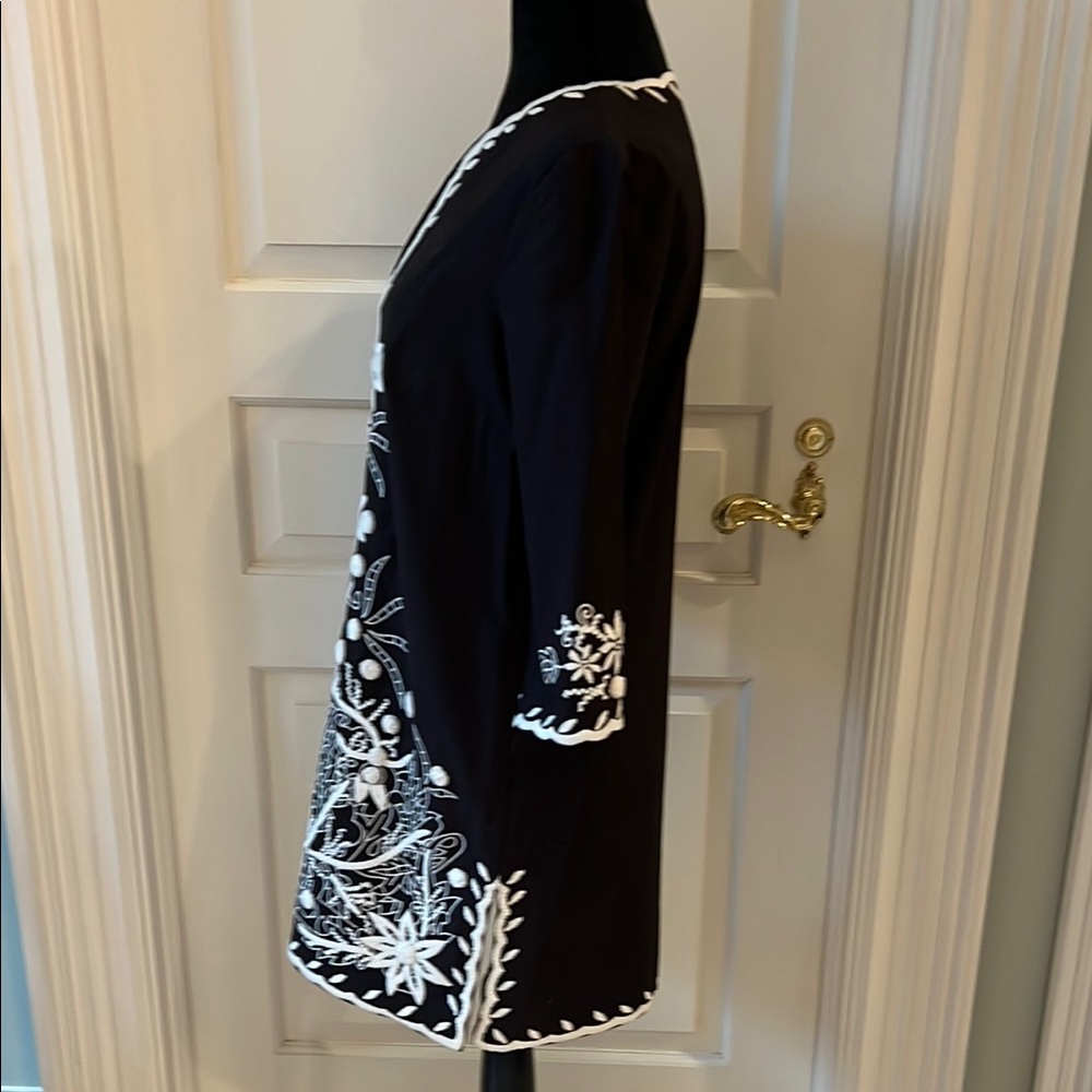 Black and White Embroidered Tunic - Picture 4 of 9